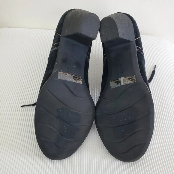 Clarks Bendables Suede Lace Up Block Heel Ankle Bootie - Picture 6 of 10